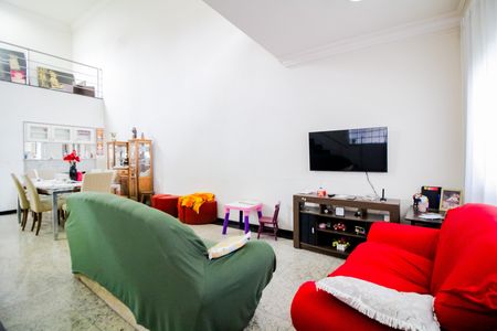 Casa à venda com 220m², 4 quartos e 5 vagas Casa à venda com 220m², 4 quartos e 5 vagasSala