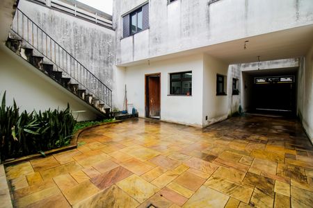 Casa à venda com 220m², 4 quartos e 5 vagas Casa à venda com 220m², 4 quartos e 5 vagasQuintal 1