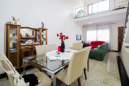 Casa à venda com 220m², 4 quartos e 5 vagas Casa à venda com 220m², 4 quartos e 5 vagasSala