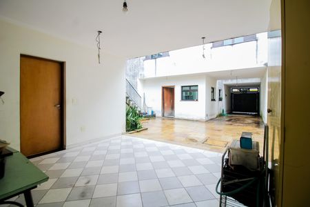 Casa à venda com 220m², 4 quartos e 5 vagas Casa à venda com 220m², 4 quartos e 5 vagasQuintal 1