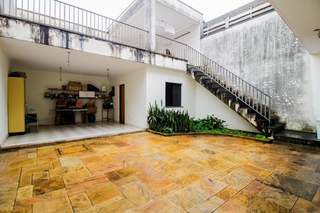 Casa à venda com 220m², 4 quartos e 5 vagas Casa à venda com 220m², 4 quartos e 5 vagasQuintal 1