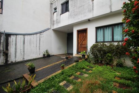 Casa à venda com 220m², 4 quartos e 5 vagas Casa à venda com 220m², 4 quartos e 5 vagasGaragem e Fachada