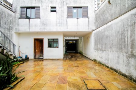 Casa à venda com 220m², 4 quartos e 5 vagas Casa à venda com 220m², 4 quartos e 5 vagasQuintal 1