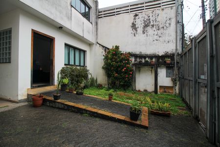 Casa à venda com 220m², 4 quartos e 5 vagas Casa à venda com 220m², 4 quartos e 5 vagasGaragem e Fachada