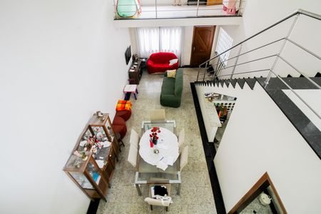 Casa à venda com 220m², 4 quartos e 5 vagas Casa à venda com 220m², 4 quartos e 5 vagasCorredores 2º Piso