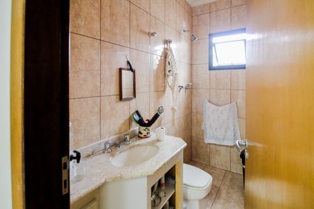 Casa à venda com 220m², 4 quartos e 5 vagas Casa à venda com 220m², 4 quartos e 5 vagasBanheiro 2