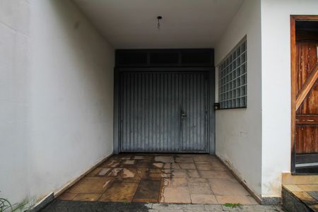Casa à venda com 220m², 4 quartos e 5 vagas Casa à venda com 220m², 4 quartos e 5 vagasGaragem e Fachada