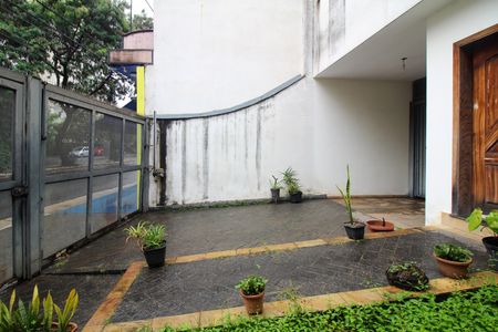 Casa à venda com 220m², 4 quartos e 5 vagas Casa à venda com 220m², 4 quartos e 5 vagasGaragem e Fachada