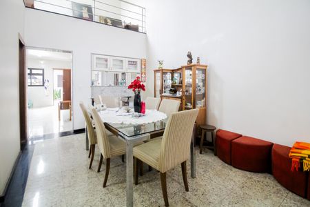 Casa à venda com 220m², 4 quartos e 5 vagas Casa à venda com 220m², 4 quartos e 5 vagasSala