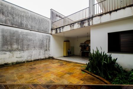Casa à venda com 220m², 4 quartos e 5 vagas Casa à venda com 220m², 4 quartos e 5 vagasQuintal 1
