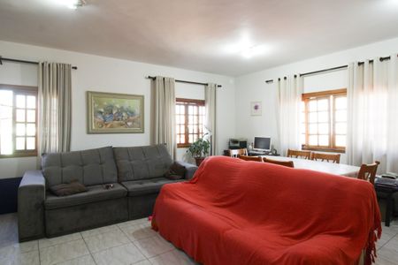 Casa à venda com 255m², 2 quartos e 2 vagas Casa à venda com 255m², 2 quartos e 2 vagasSala