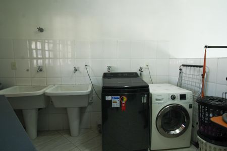 Casa à venda com 255m², 2 quartos e 2 vagas Casa à venda com 255m², 2 quartos e 2 vagasLavanderia