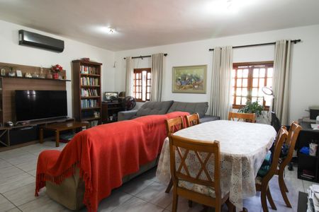Casa à venda com 255m², 2 quartos e 2 vagas Casa à venda com 255m², 2 quartos e 2 vagasSala