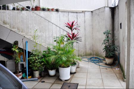 Casa à venda com 255m², 3 quartos e 2 vagas Casa à venda com 255m², 3 quartos e 2 vagasDetalhe - Hall escada