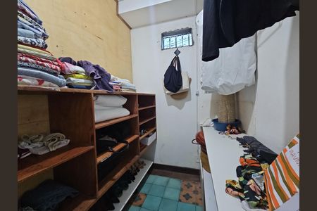 Casa para alugar com 1m², 4 quartos e sem vaga Casa para alugar com 1m², 4 quartos e sem vagaCLOSET