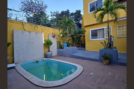 Casa para alugar com 1m², 4 quartos e sem vaga Casa para alugar com 1m², 4 quartos e sem vagaÁrea comum - Piscina