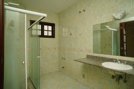 Casa de condomínio para alugar com 242m², 4 quartos e 2 vagas Casa de condomínio para alugar com 242m², 4 quartos e 2 vagasBanheiro da Suíte