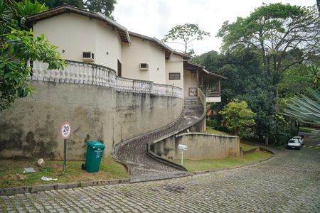Casa de condomínio para alugar com 242m², 4 quartos e 2 vagas Casa de condomínio para alugar com 242m², 4 quartos e 2 vagasFachada