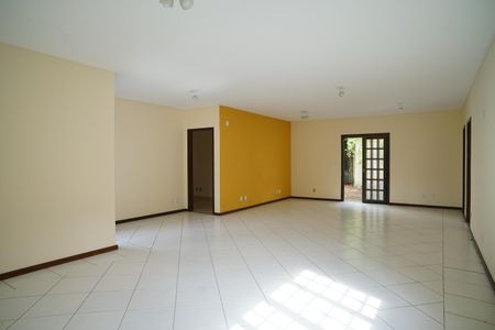 Sala de casa de condomínio para alugar com 4 quartos, 242m² em Itaipu, Niterói