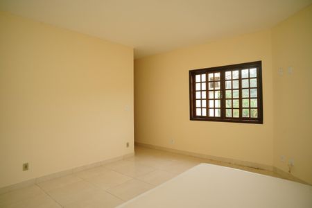 Casa de condomínio para alugar com 242m², 4 quartos e 2 vagas Casa de condomínio para alugar com 242m², 4 quartos e 2 vagasSuíte
