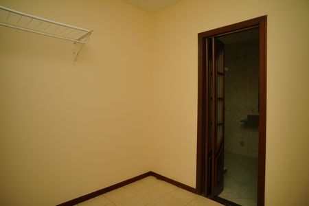 Casa de condomínio para alugar com 242m², 4 quartos e 2 vagas Casa de condomínio para alugar com 242m², 4 quartos e 2 vagasCloset da suíte