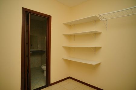 Casa de condomínio para alugar com 242m², 4 quartos e 2 vagas Casa de condomínio para alugar com 242m², 4 quartos e 2 vagasCloset da suíte
