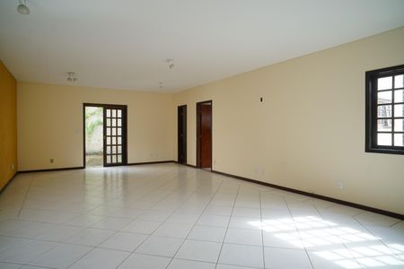 Sala de casa de condomínio para alugar com 4 quartos, 242m² em Itaipu, Niterói