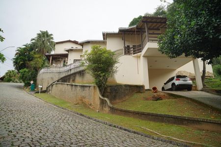 Casa de condomínio para alugar com 242m², 4 quartos e 2 vagas Casa de condomínio para alugar com 242m², 4 quartos e 2 vagasFachada