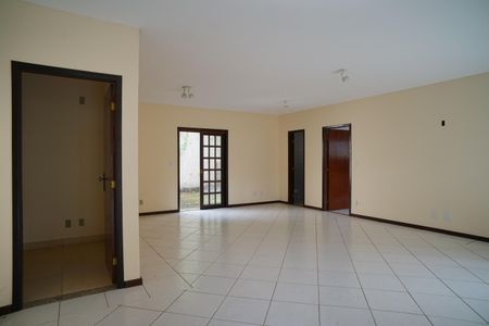 Sala de casa de condomínio para alugar com 4 quartos, 242m² em Itaipu, Niterói