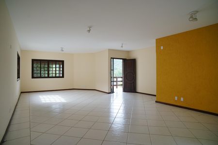 Casa de condomínio para alugar com 242m², 4 quartos e 2 vagas Casa de condomínio para alugar com 242m², 4 quartos e 2 vagasSala