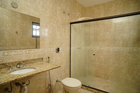 Casa de condomínio para alugar com 242m², 4 quartos e 2 vagas Casa de condomínio para alugar com 242m², 4 quartos e 2 vagasBanheiro Social