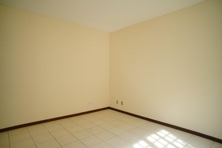 Casa de condomínio para alugar com 242m², 4 quartos e 2 vagas Casa de condomínio para alugar com 242m², 4 quartos e 2 vagasQuarto 3