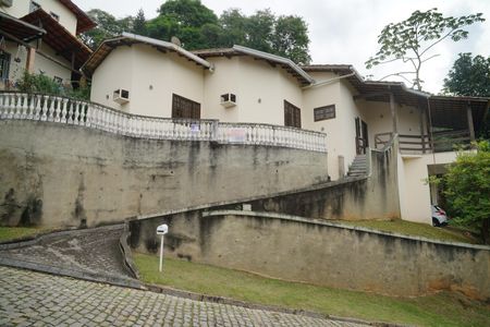 Casa de condomínio para alugar com 242m², 4 quartos e 2 vagas Casa de condomínio para alugar com 242m², 4 quartos e 2 vagasFachada