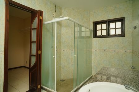 Casa de condomínio para alugar com 242m², 4 quartos e 2 vagas Casa de condomínio para alugar com 242m², 4 quartos e 2 vagasBanheiro da Suíte