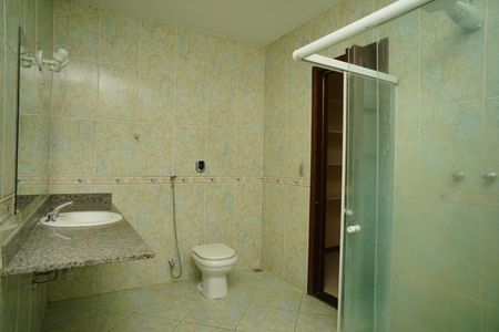 Casa de condomínio para alugar com 242m², 4 quartos e 2 vagas Casa de condomínio para alugar com 242m², 4 quartos e 2 vagasBanheiro da Suíte