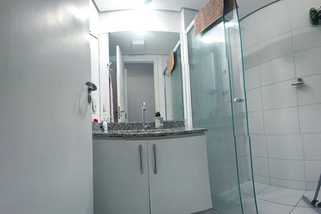 Banheiro social de apartamento para alugar com 2 quartos, 64m² em Vila Suzana, São Paulo