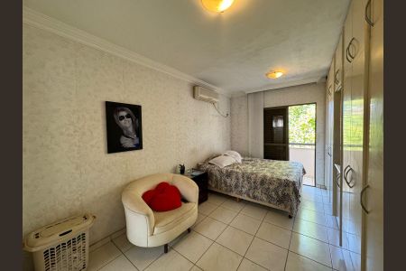 Casa de condomínio à venda com 160m², 3 quartos e 4 vagas Casa de condomínio à venda com 160m², 3 quartos e 4 vagasSuíte