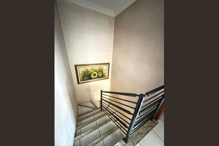 Casa de condomínio à venda com 160m², 3 quartos e 4 vagas Casa de condomínio à venda com 160m², 3 quartos e 4 vagasEscada