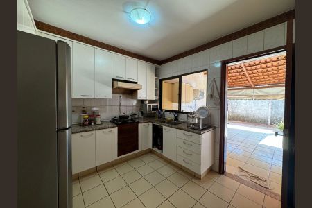 Casa de condomínio à venda com 160m², 3 quartos e 4 vagas Casa de condomínio à venda com 160m², 3 quartos e 4 vagasCozinha