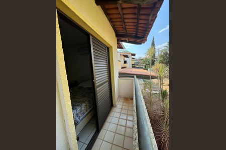 Casa de condomínio à venda com 160m², 3 quartos e 4 vagas Casa de condomínio à venda com 160m², 3 quartos e 4 vagasVaranda Suíte