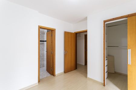 Apartamento à venda com 169m², 4 quartos e 2 vagas Apartamento à venda com 169m², 4 quartos e 2 vagasQuarto Suíte