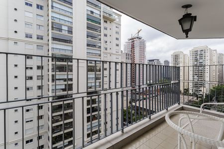 Apartamento à venda com 169m², 4 quartos e 2 vagas Apartamento à venda com 169m², 4 quartos e 2 vagasVaranda