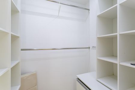 Apartamento à venda com 169m², 4 quartos e 2 vagas Apartamento à venda com 169m², 4 quartos e 2 vagasCloset da suíte
