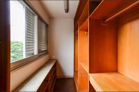 Apartamento para alugar com 200m², 3 quartos e 2 vagas Apartamento para alugar com 200m², 3 quartos e 2 vagasCloset Suíte 1