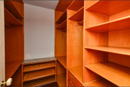 Apartamento para alugar com 200m², 3 quartos e 2 vagas Apartamento para alugar com 200m², 3 quartos e 2 vagasCloset Suíte 2