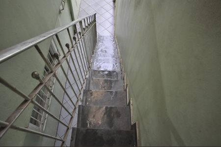 Casa à venda com 220m², 2 quartos e 1 vagaEscada de acesso à área de serviço