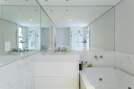 Apartamento à venda com 157m², 2 quartos e 3 vagas Apartamento à venda com 157m², 2 quartos e 3 vagasBanheiro da Suíte 2