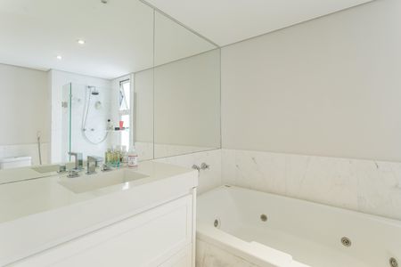 Apartamento à venda com 157m², 2 quartos e 3 vagas Apartamento à venda com 157m², 2 quartos e 3 vagasBanheiro da Suíte 2
