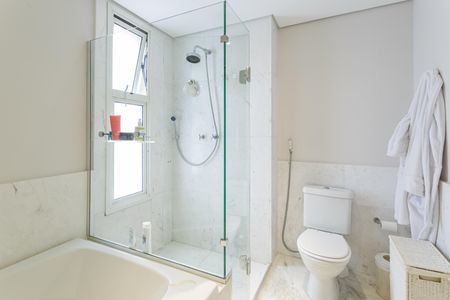 Apartamento à venda com 157m², 2 quartos e 3 vagas Apartamento à venda com 157m², 2 quartos e 3 vagasBanheiro da Suíte 2