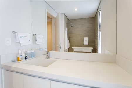 Apartamento à venda com 157m², 2 quartos e 3 vagas Apartamento à venda com 157m², 2 quartos e 3 vagasBanheiro da Suíte 1